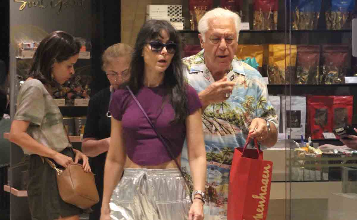  Antônio Fagundes curte passeio por shopping do RJ com a mulher (Foto: Rodrigo Adao / AgNews