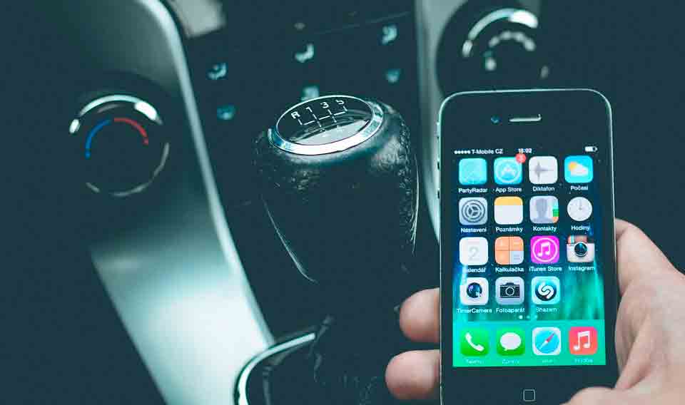 Como evitar danos ao carregar o celular no carro