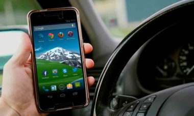 Como evitar danos ao carregar o celular no carro