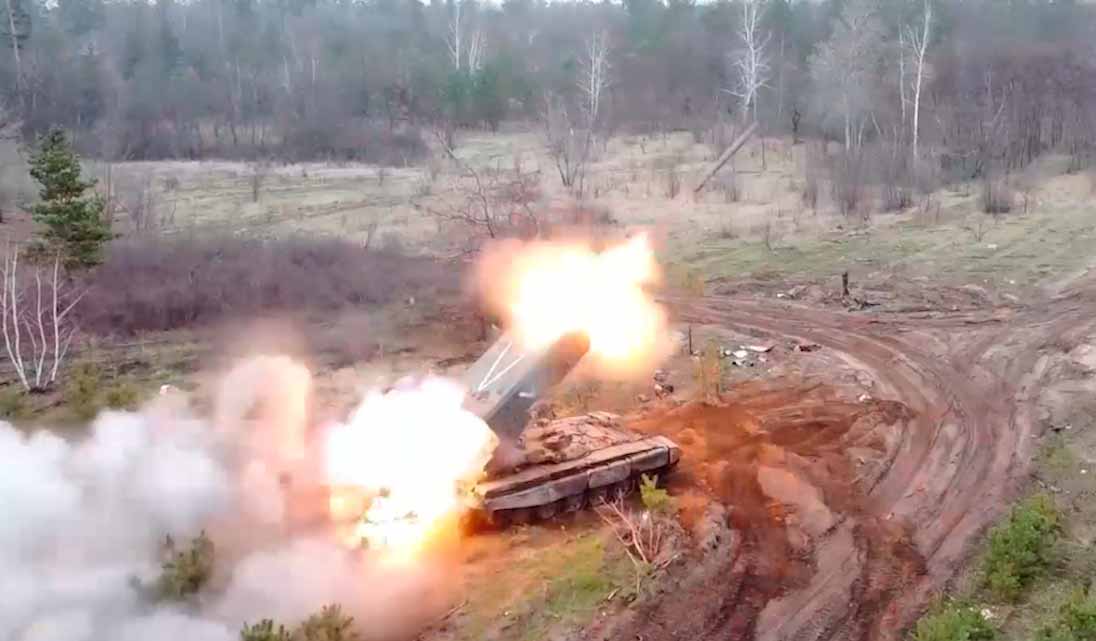 Vídeo mostra os sistemas pesados de lançadores de foguetes Russos e seus terríveis projéteis termobáricos