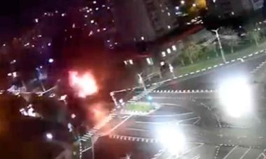 Bomba lançada por avião russo cai e explode dentro de cidade russa