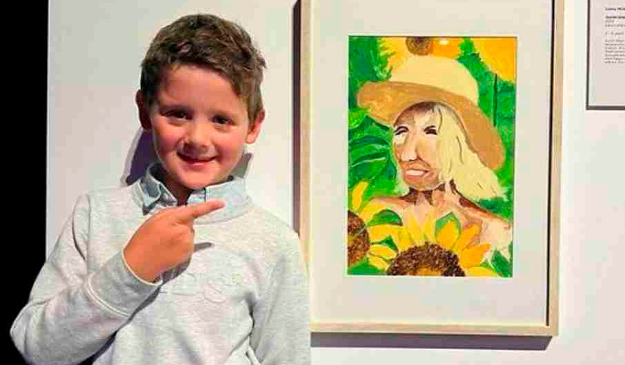 Retrato da tia: garoto de 8 anos se torna finalista em respeitado concurso de arte