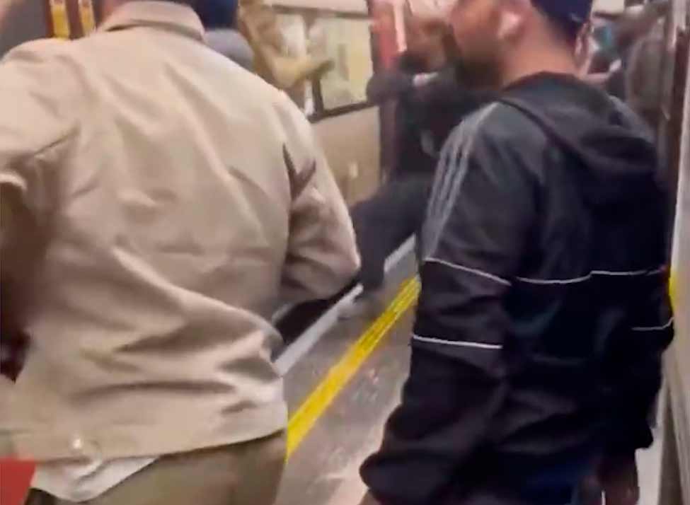 Video: Panic in the UK Metro! Smoke fills train on the way to Coronation