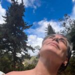 Gloria Pires exibe beleza natural durante banho de sol: “Perfeita”