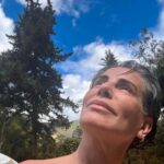 Gloria Pires exibe beleza natural durante banho de sol: “Perfeita”