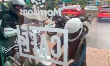 Video: Ladri rubano una moto usando una pietra di fronte a un bar pieno e nessuno fa nulla. Foto: Riproduzione Twitter @MCNnews