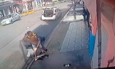 Mann stiehlt Waffe von Polizisten und schießt auf zwei Beamte in Brasilien
