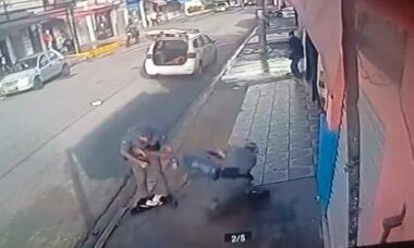 Hombre roba arma de policía y dispara a dos agentes en Brasil