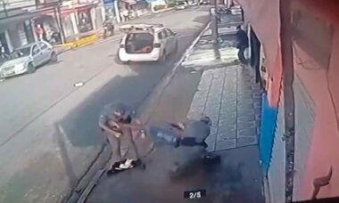 Man steals police officer's weapon and shoots two agents in Brazil