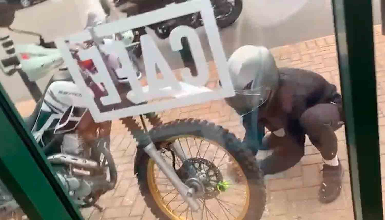 Video: Ladri rubano una moto usando una pietra di fronte a un bar pieno e nessuno fa nulla. Foto: Riproduzione Twitter @MCNnews