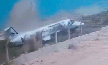 Il video mostra l'incidente dell'aereo Embraer EMB-120 in Somalia. Foto: riproduzione Twitter