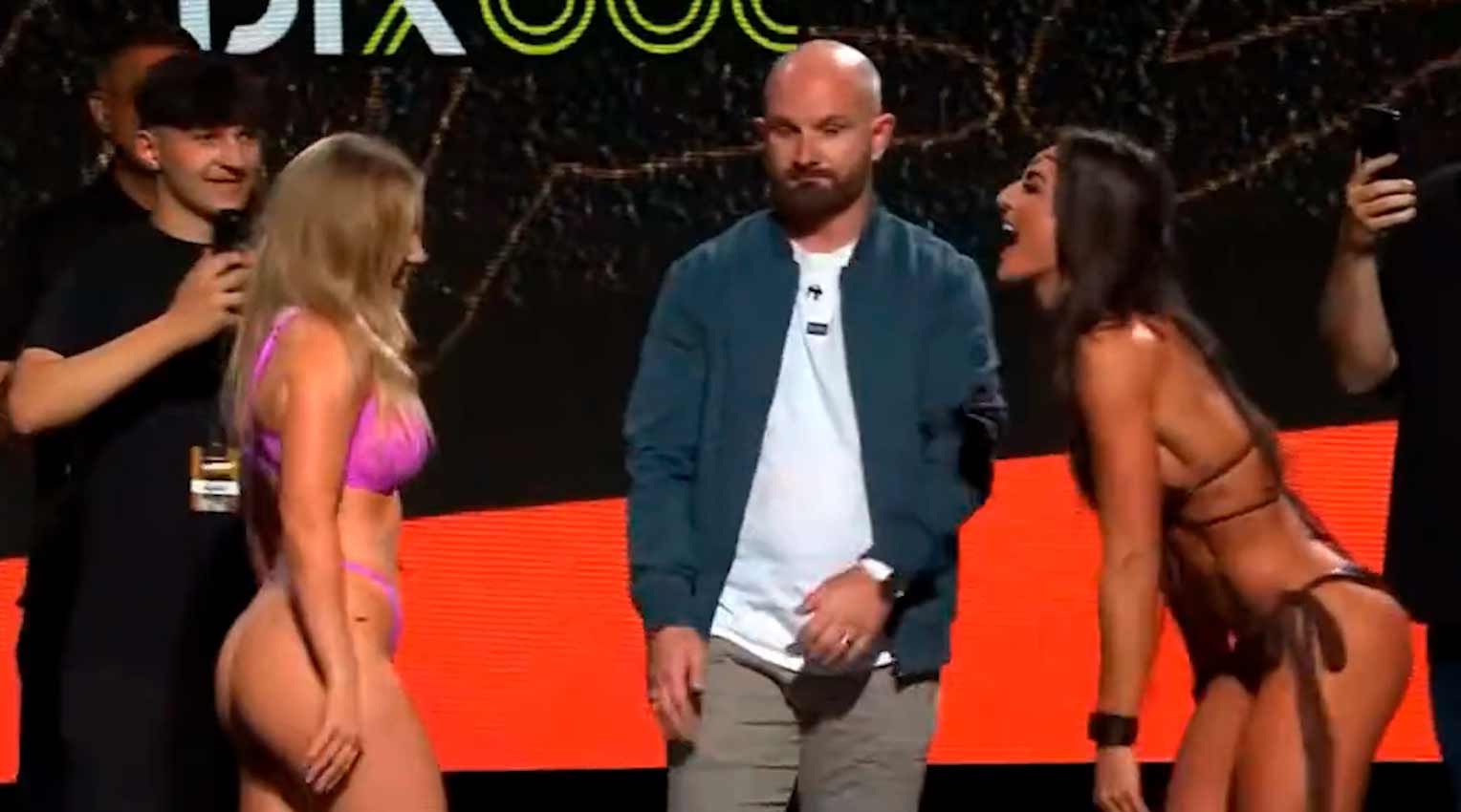 Video Female boxers put on a show by kissing each other during the