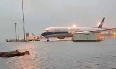 Video: Beijing lufthavn lukket efter oversvømmelse forårsaget af tropisk storm Doksuri. Foto: Twitter Reproduktion