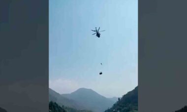 Video: Army helicopter in action to rescue students and teachers trapped in cable car. Photo and video: Courtesy Twitter @MalikAliiRaza
