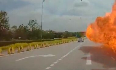 Video: Plane crashes onto car and motorcycle on highway, explodes, killing 10 people. Photo: Twitter @SoyaCincauBM and @hoje_no