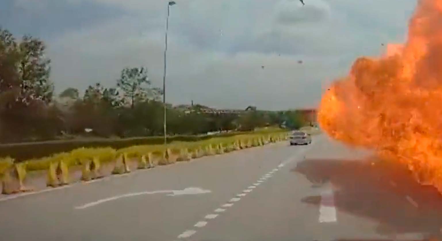 فيديو: تحطم طائرة على سيارة ودراجة نارية على الطريق السريع وانفجارها، مما أدى إلى مقتل 10 أشخاص. الصورة من تويتر @SoyaCincauBM و @hoje_no