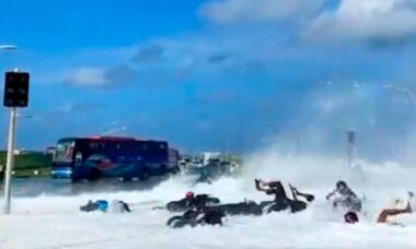 Video shows moment giant wave drags motorcycles and bathers in the Maldives. Photo: Twitter @Top_Disaster reproduction