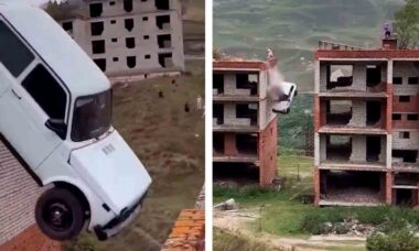 Video: Rus valt meer dan 15 meter terwijl hij probeert van het ene gebouw naar het andere te rijden met een auto. Reproductie Twitter @AlertaMundial2