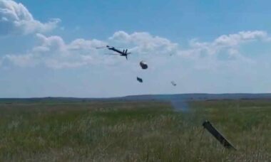 Vídeo: Forças russas testam novo drone kamikaze na invasão da Ucrânia.Fonte e fotos: Telegram t.me/SputnikBrasil