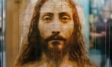 L’Intelligenza Artificiale rivela immagine di come potrebbe essere stato Gesù basata sulla Sindone di Torino. Foto: Riproduzione Instagram @dailystar