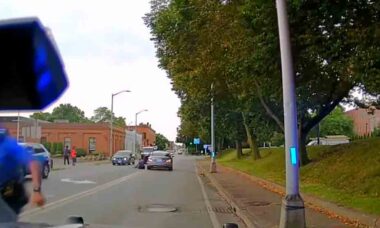 Shocking video shows officer being dragged on busy street by fleeing driver. Courtesy of Twitter @SchengenStory