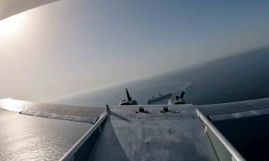 Vídeo mostra o primeiro pouso de um drone autônomo no maior navio do Reino Unido. Foto: reprodução twitter @HMSPWLS