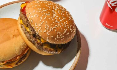 Dia Nacional do Cheeseburger: Lanches são vendidos a 1 centavo no Wendy's e 50 centavos do McDonald's