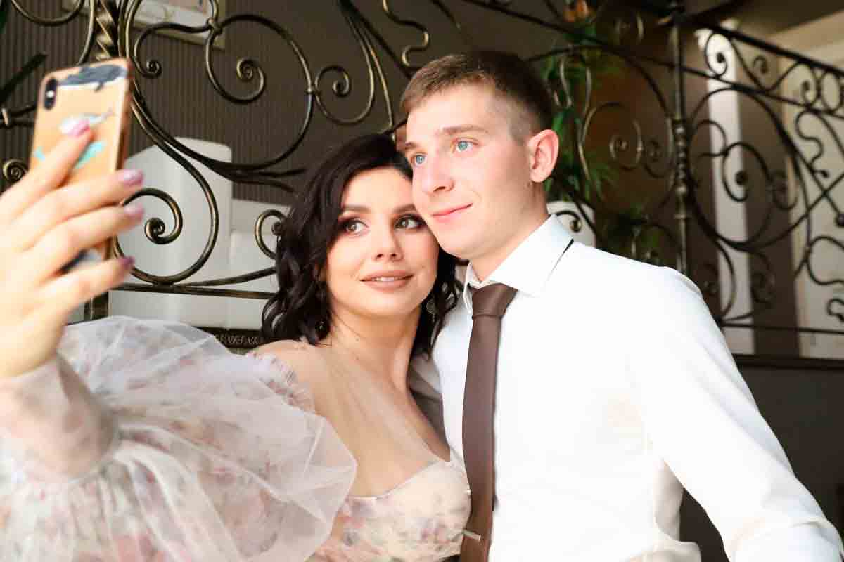 Donna sposa il figliastro che ha cresciuto fin dai 7 anni e ora ha due figli con lui  --- (Fonte immagine: https://saibadetudo.com.br/wp-content/uploads/2023/10/russa2.jpg)