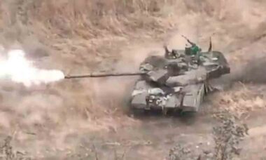 Vídeo captura exato momento de explosão de blindado T-90M russo, o mais moderno em operação na Ucrânia. Foto e vídeo: Reprodução Twitter