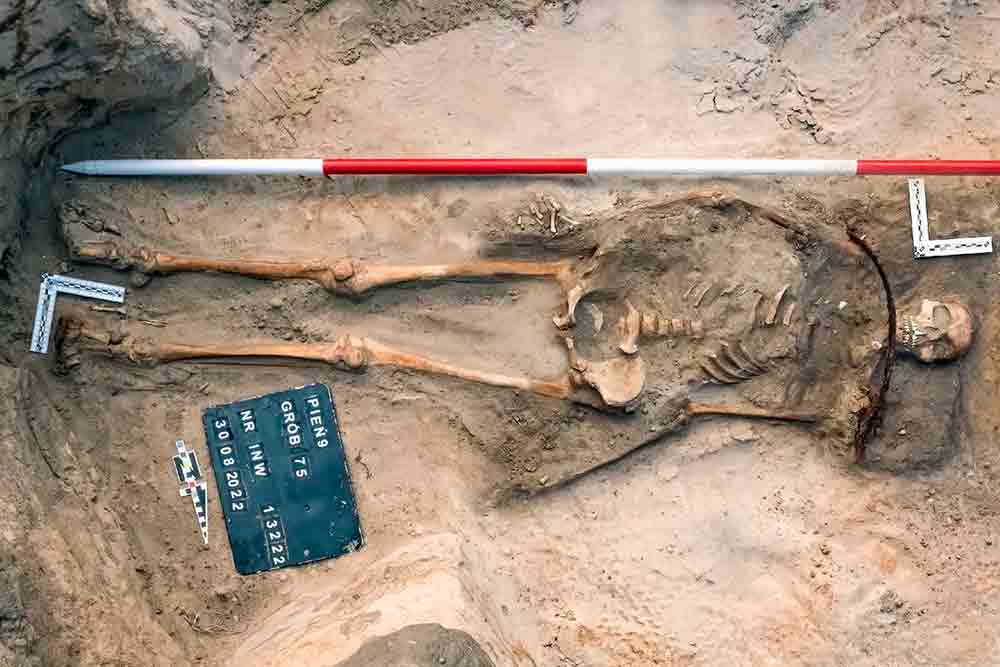 O tânăr este îngropat în poziție ventrală, cu o broască și o secure în gât pentru a 'împiedica revenirea la cei vii'. Fotografie: Reproducție Instagram @umktorun