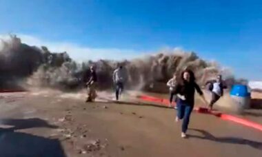 Video zeigt den Moment, in dem eine riesige Welle eine Mauer überflutet und acht Menschen verletzt