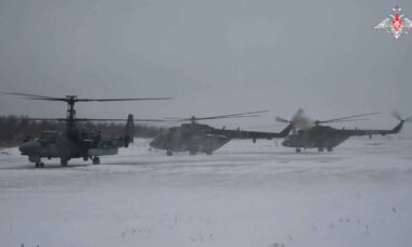 Vídeo mostra ataque de helicópteros russos sob neve intensa na Ucrânia. Foto e Vídeo: Telegram t.me/mod_russia