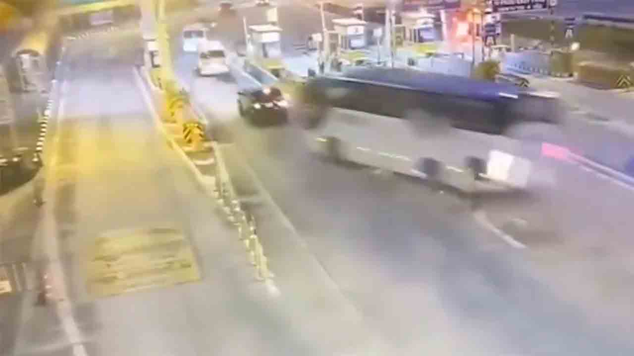 Ônibus com turistas russos colide em alta velocidade na Tailândia. Foto e vídeo: X @MarioNawfal