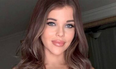 Donna D'Errico. X @DonnaDerrico_