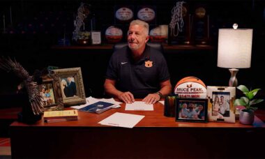 Bruce Pearl deixa Auburn após 11 temporadas e passa bastão para o filho Steven Pearl. X @AuburnMBB