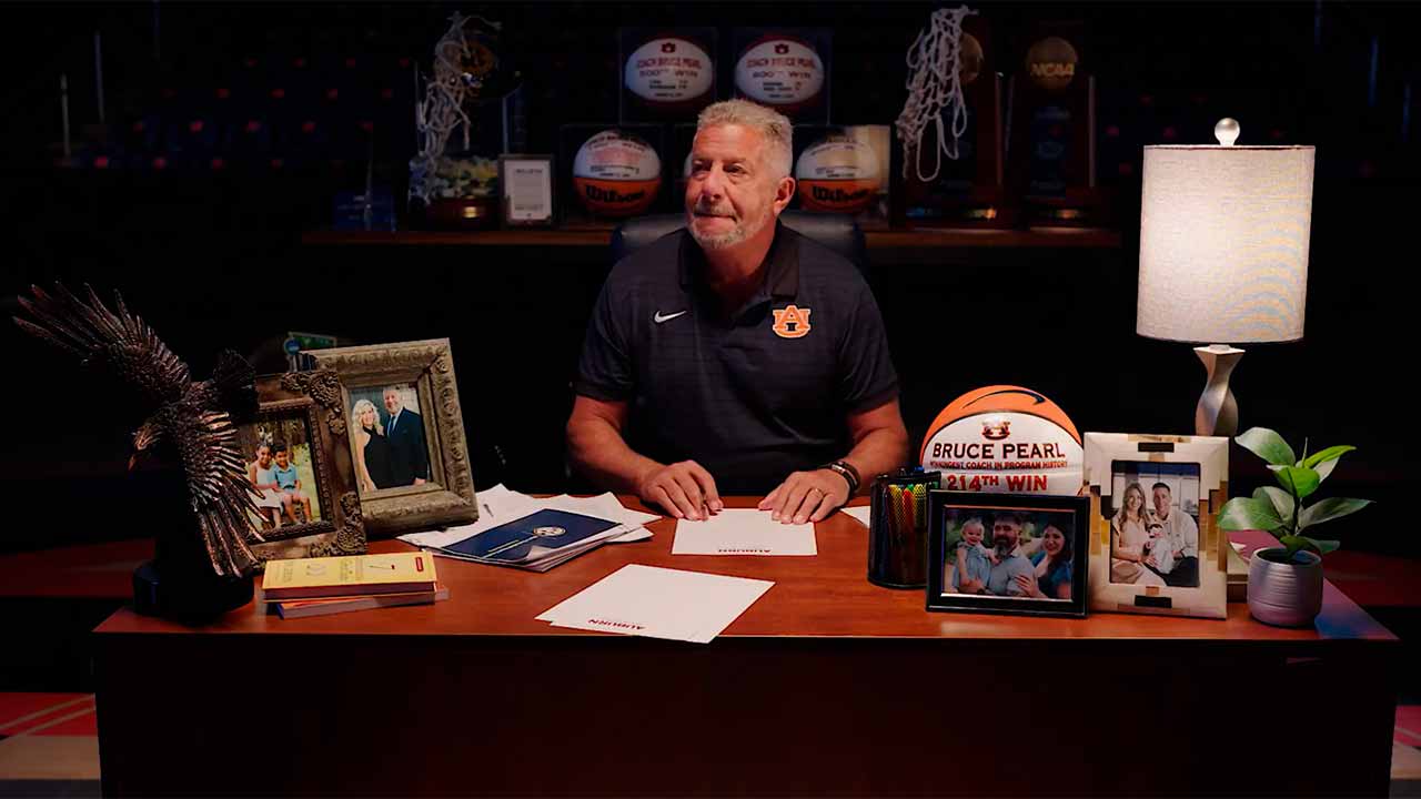 Bruce Pearl deixa Auburn após 11 temporadas e passa bastão para o filho Steven Pearl. X @AuburnMBB