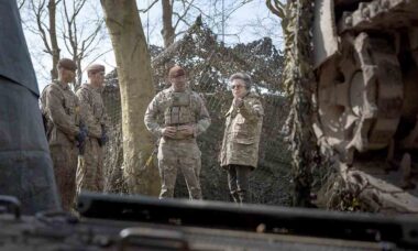 Princesa Anne deixa o protocolo de lado e acompanha treino militar com tanques e drones. X @RoyalFamily