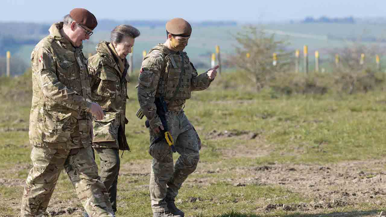 La Principessa Anna mette da parte il protocollo e segue un addestramento militare con carri armati e droni. X @RoyalFamily