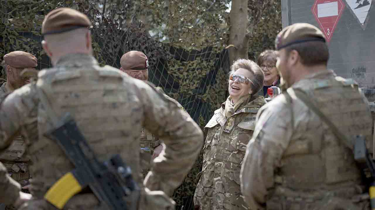La Principessa Anna mette da parte il protocollo e segue un addestramento militare con carri armati e droni. X @RoyalFamily
